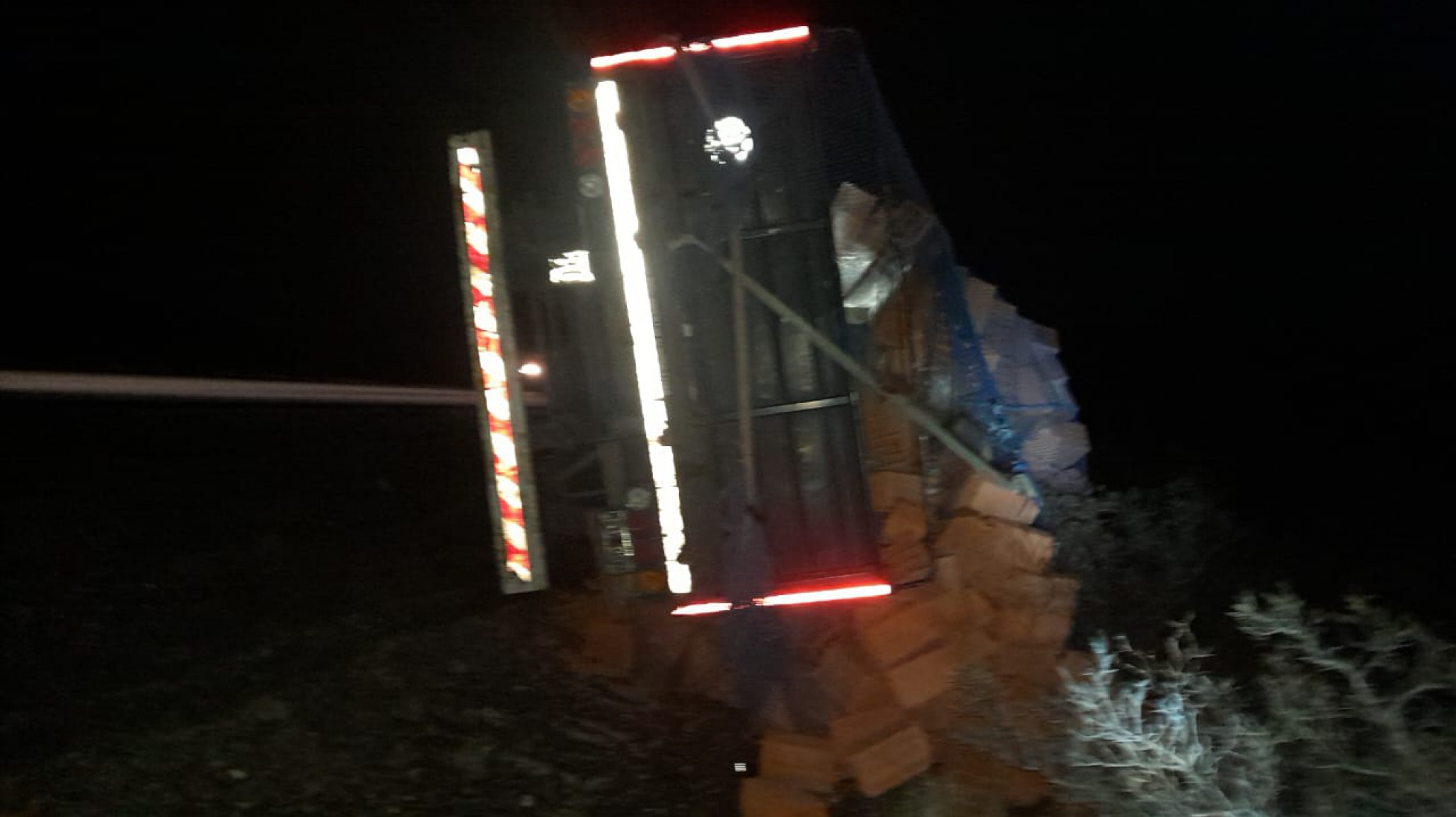 Un camión cargado con ladrillos volcó en el Cañadón Ferrays