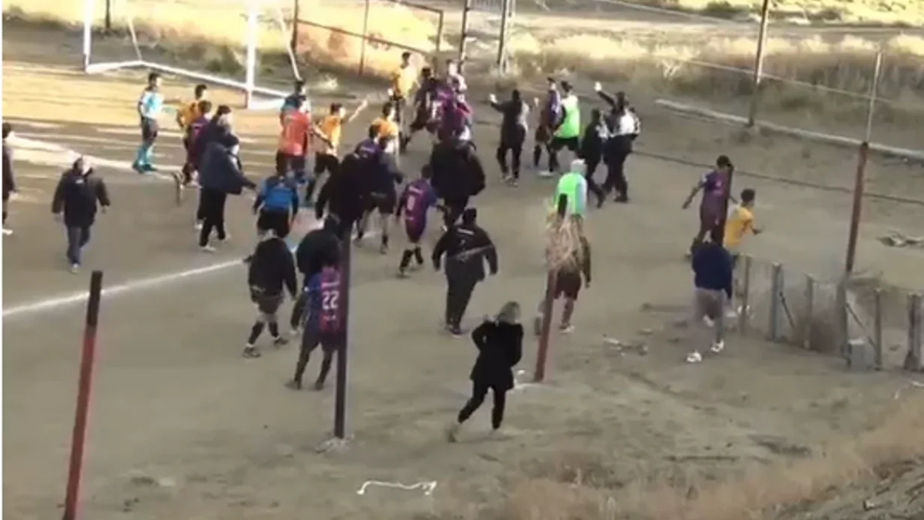 Comodoro: el partido entre Rada Tilly y Comodoro FC terminó a las piñas