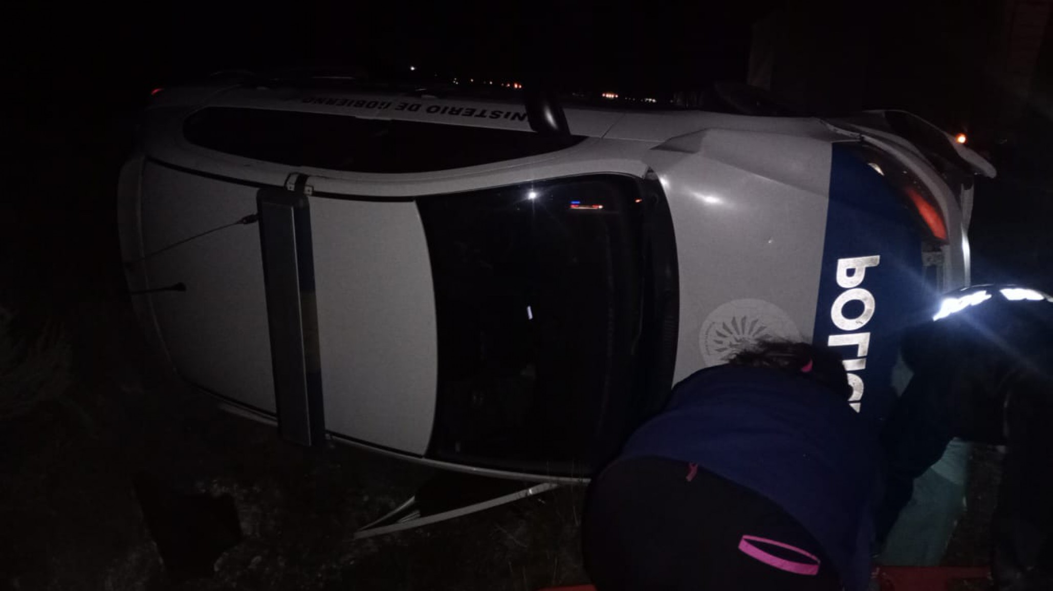 Conductor borracho provocó el vuelco de un patrullero: un policía terminó herido