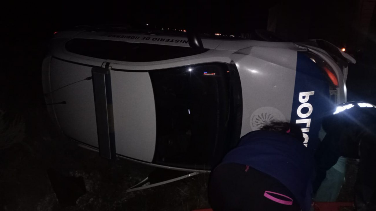 Conductor borracho provocó el vuelco de un patrullero: un policía terminó herido