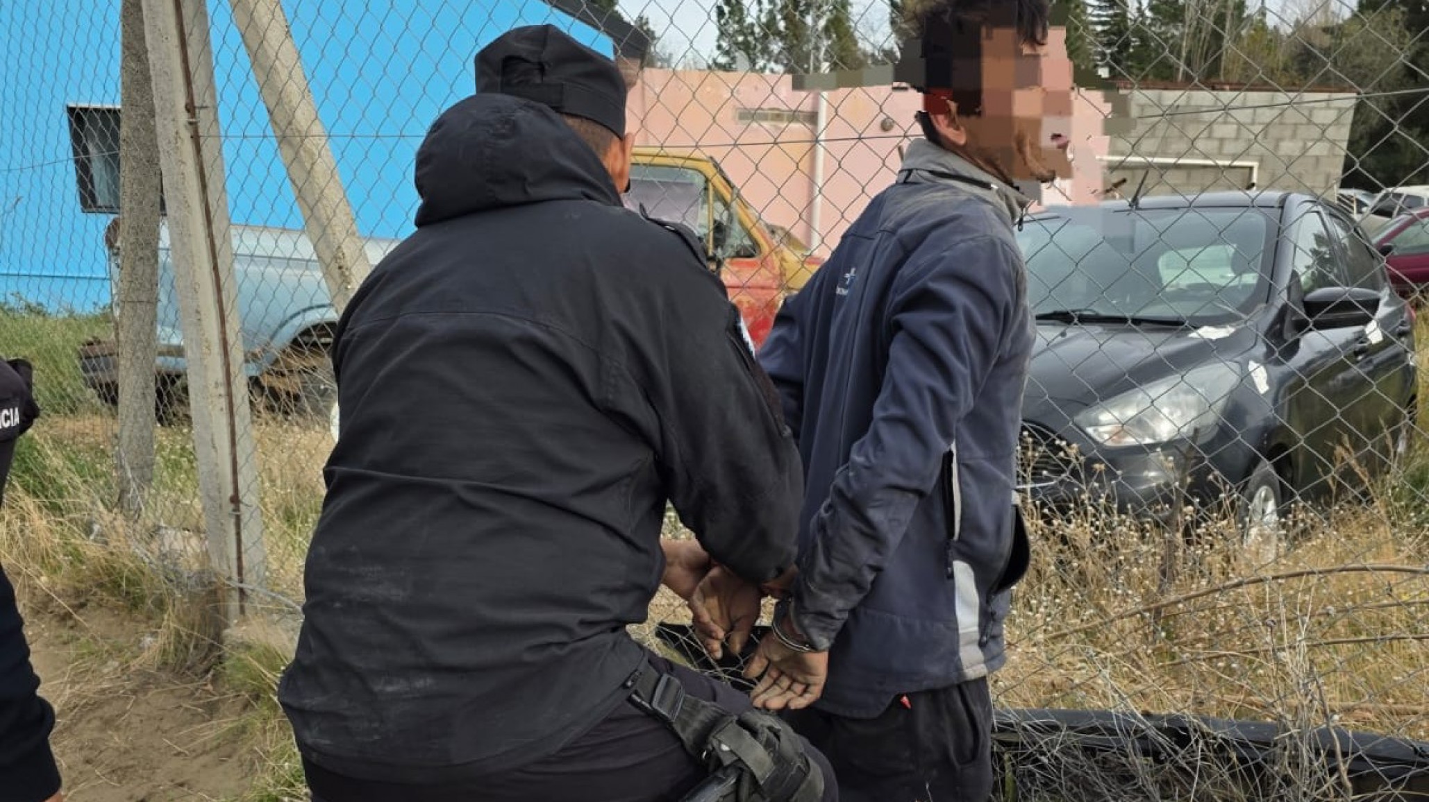 Detuvieron a un hombre por robar machimbre en un local del barrio Cordón Forestal