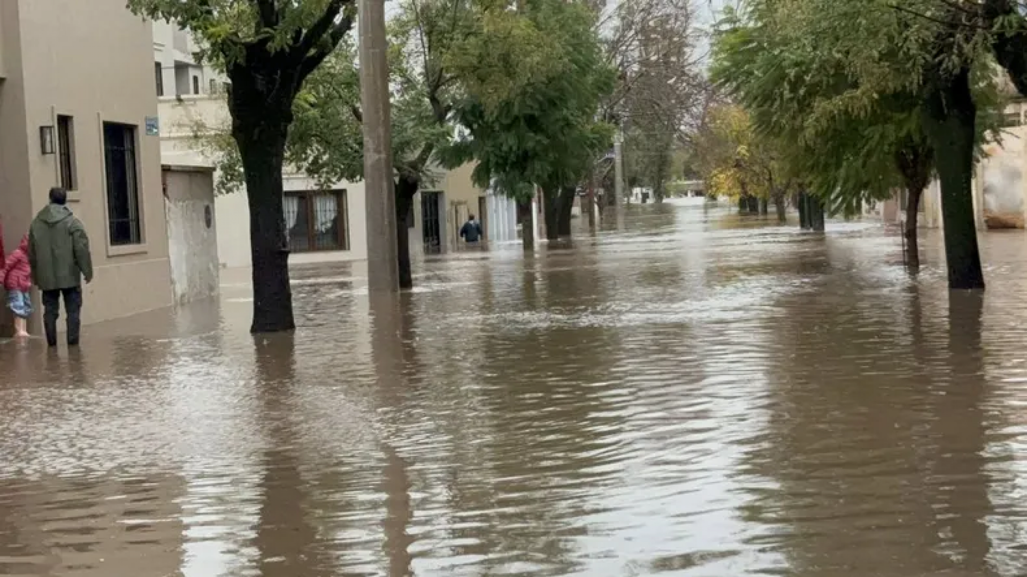 El intendente de San Antonio de Areco tuvo que evacuar su casa por las inundaciones: "Hay un metro de agua adentro"