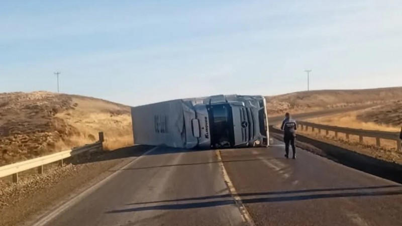 Un camión que transportaba carne volcó en Ruta 3