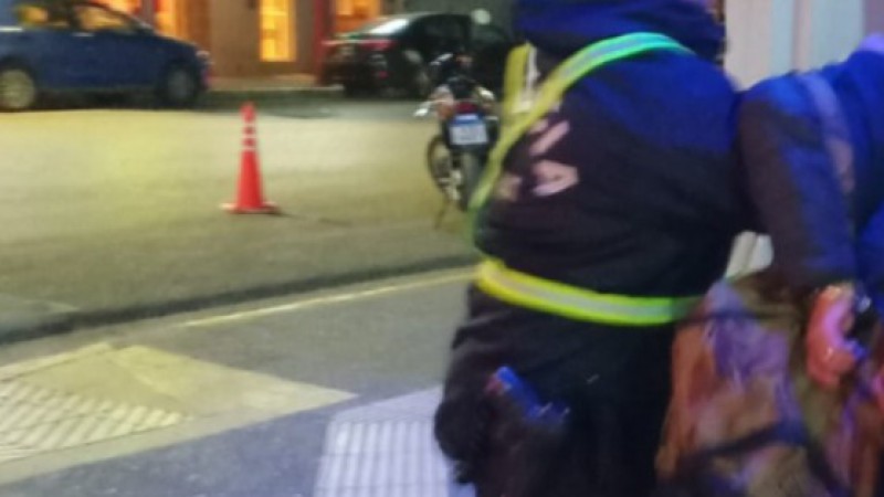 Orinó frente a la Policía Científica y terminó preso por rebelde