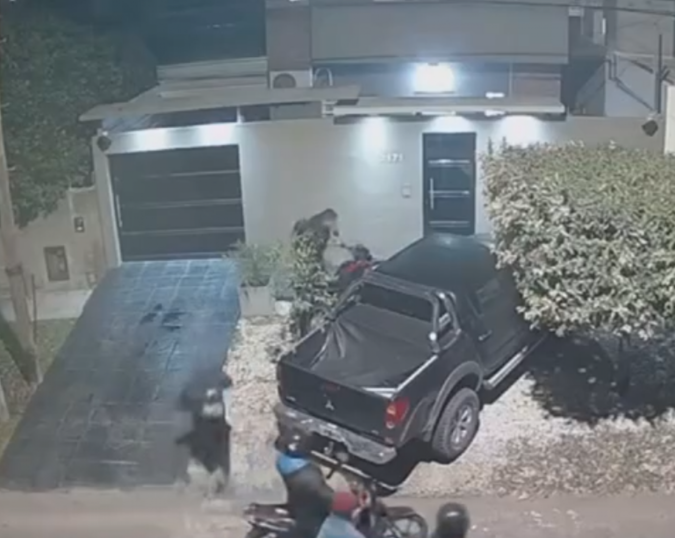 Video: un hombre enfrentó a las piñas a cuatro motochorros y evitó el robo de su motocicleta