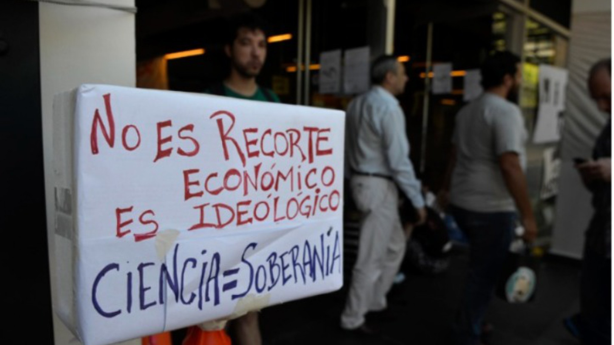 Becaria del CONICET denunció el impacto de los recortes y convocó a una panfleteada con temática de El Eternauta