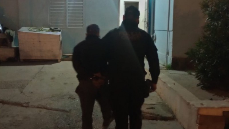 Escapó a contramano con una moto robada y chocó contra un árbol