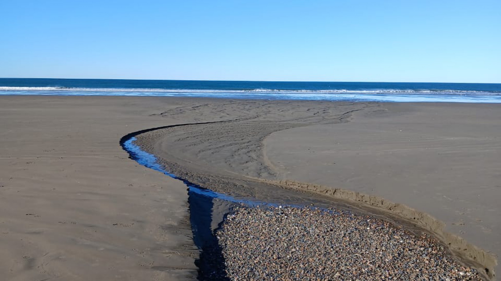 René Uribe denunció abandono y contaminación en la planta de tratamiento de Rada Tilly: "La laguna está a tope y los desechos van a parar al mar"