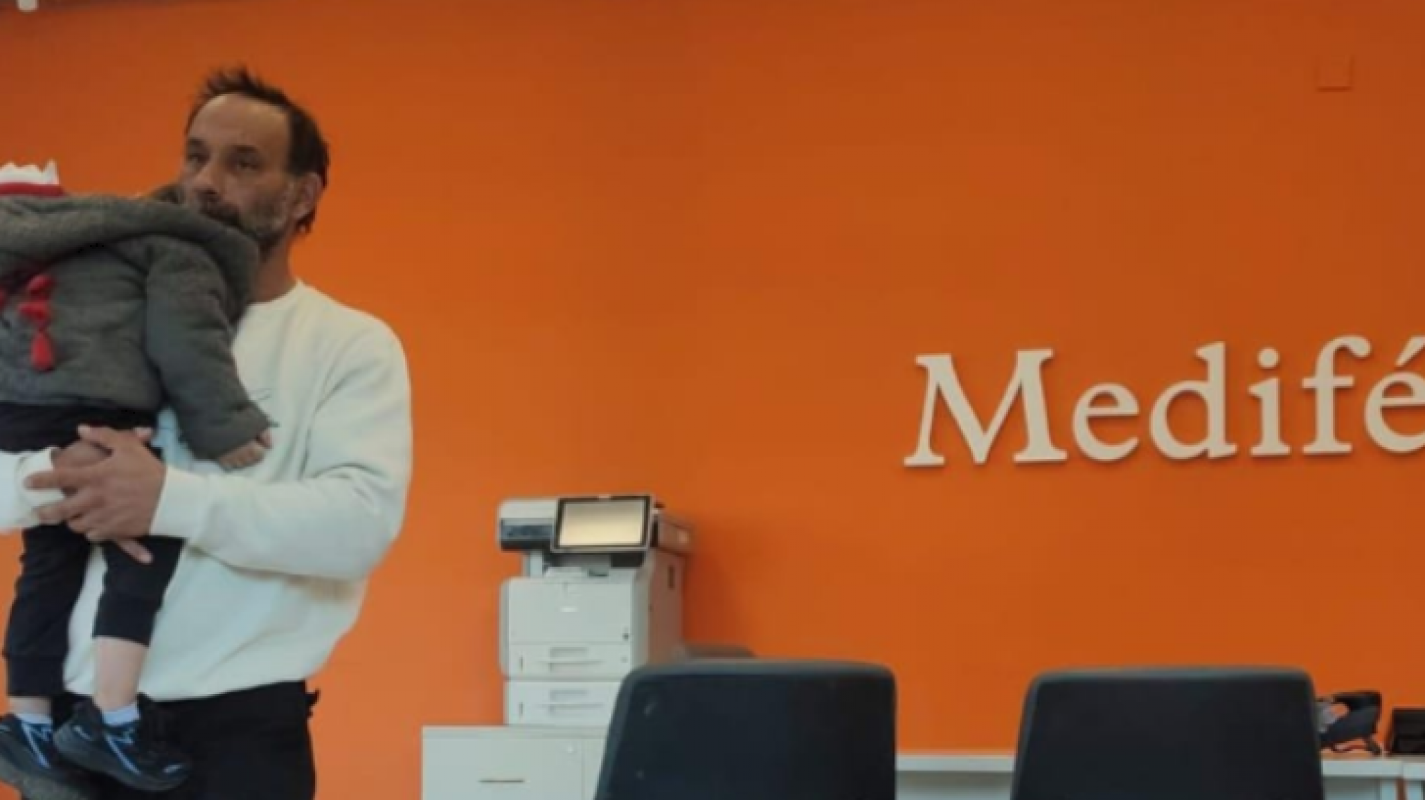 Vecino de Sarmiento se atrincheró en la sede de una obra social para conseguir la medicación oncológica de su hijo