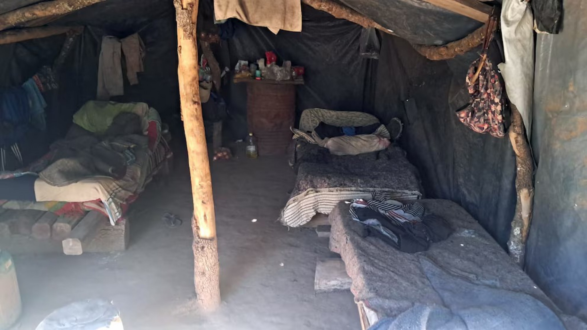 Dormían sobre pallets, sin baños ni agua potable: Rescataron a dos menores que eran explotados laboralmente en Santiago del Estero