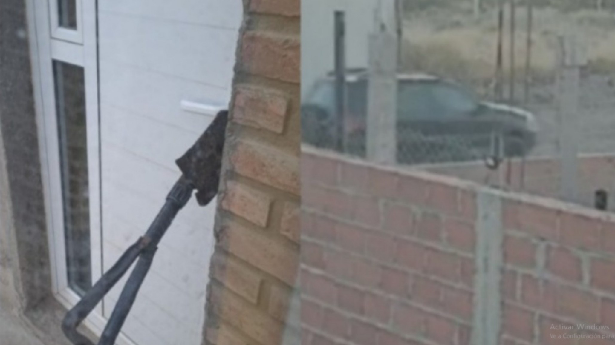 Intentaron entrar a su casa con una pala y huyeron en una camioneta negra: "Recién fue, dejaron la palita en mi puerta"