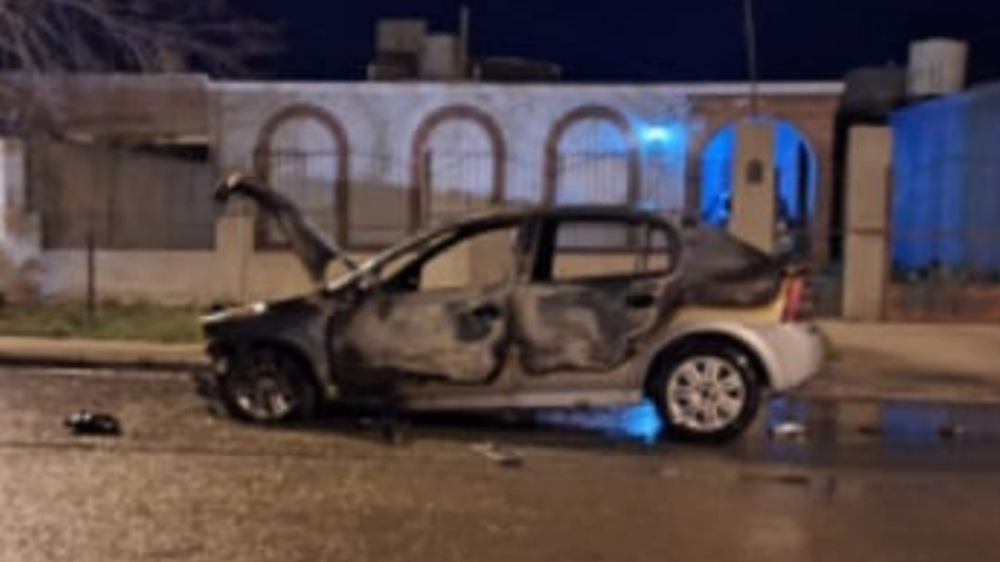 Investigan el incendio de un auto en zona sur durante la madrugada