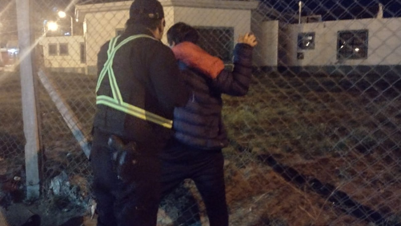 Lo atraparon con una rueda robada al hombro y su cómplice huyó