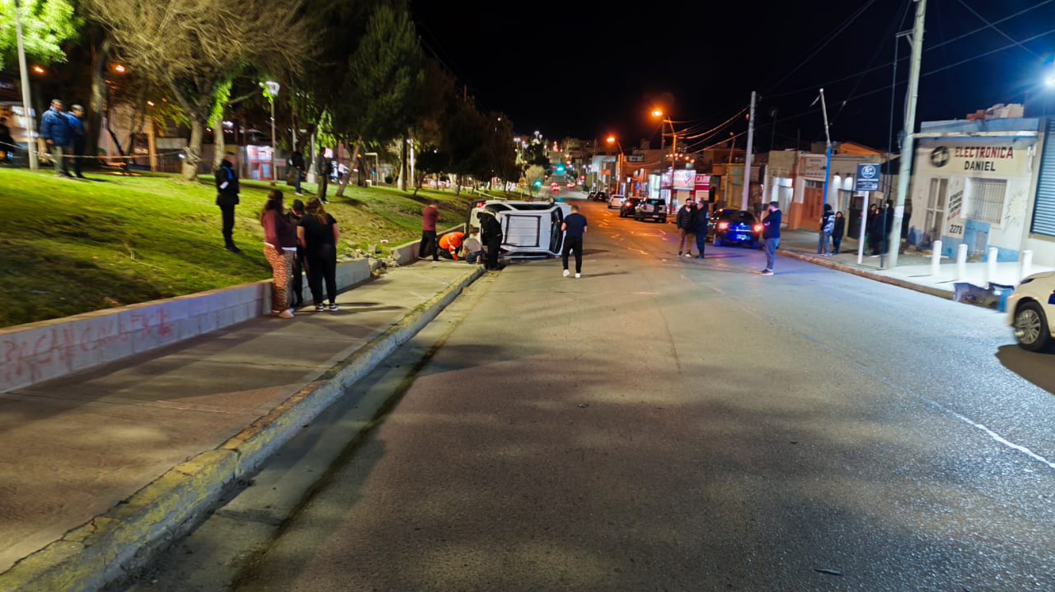 Choque y fuga en Avenida Rivadavia: un conductor se fugó y una mujer terminó herida