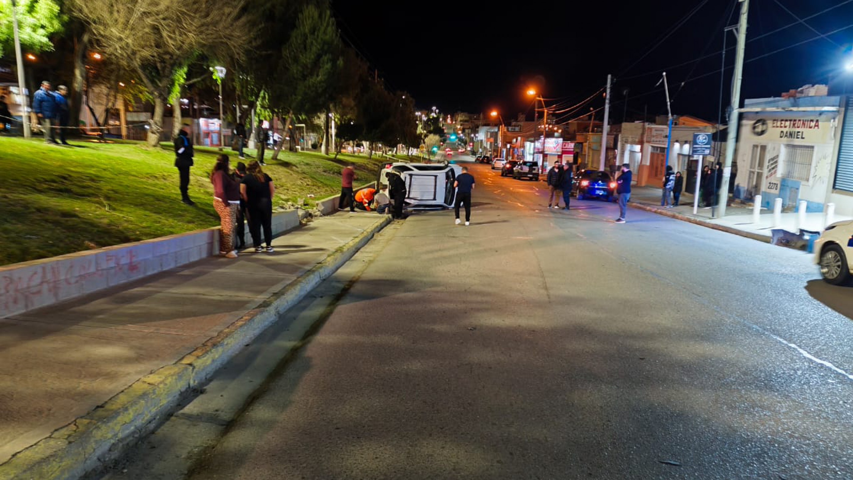 Choque y fuga en Avenida Rivadavia: un conductor se fugó y una mujer terminó herida