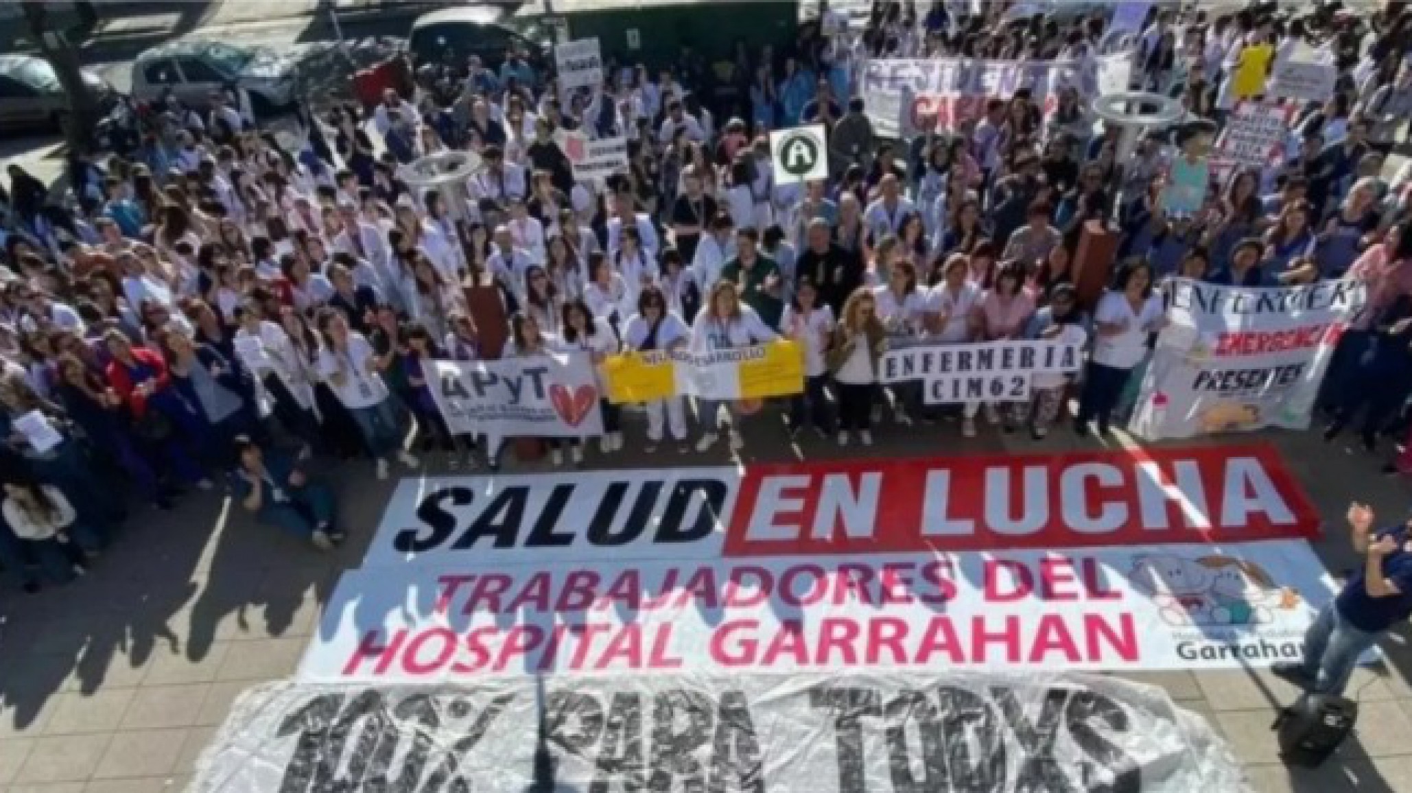 "El Garrahan no se toca": trabajadores del hospital marchan al Obelisco para denunciar la desfinanciación