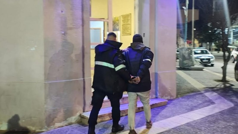 Pelea callejera: lo atacó de un cabezazo frente a la policía