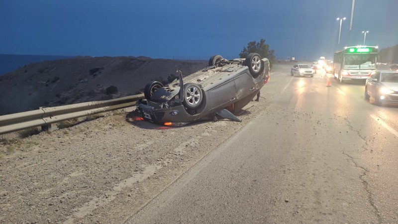 Vuelco en Ruta 3: tres jóvenes trasladados al hospital tras accidente frente a estación de servicio
