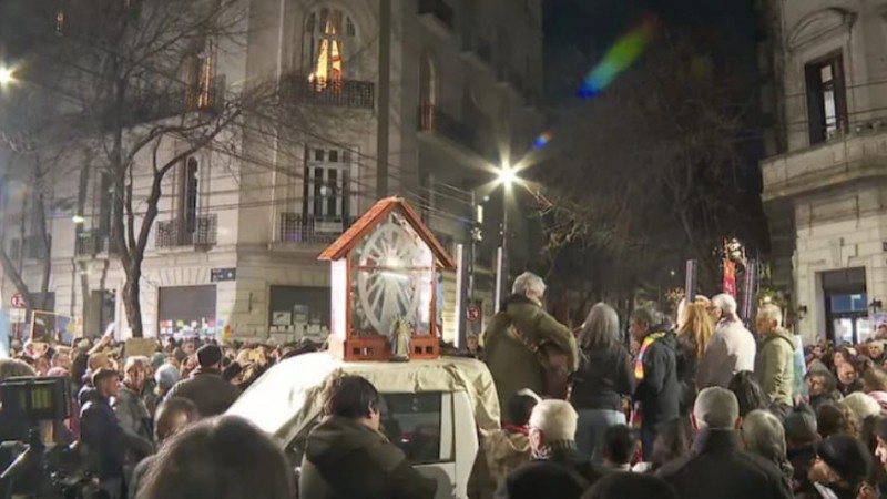 Misa por CFK y vigilia frente a su departamento en Constitución tras el fallo de la Corte