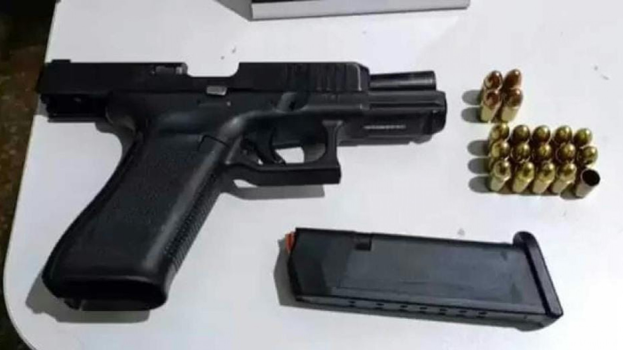 Un niño de 2 años mató accidentalmente a su madre con un arma que su padre dejó sobre la mesa