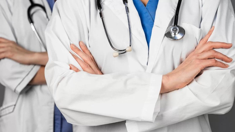 El Gobierno priorizará a los médicos egresados de universidades argentinas en el acceso a residencias