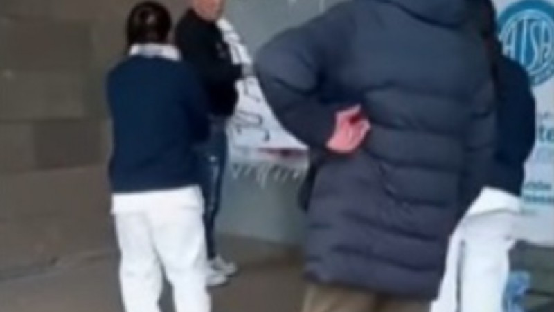 Escándalo en la Trinidad: el dueño de Galeno rompió carteles y agredió a una empleada que reclamaba mejoras salariales