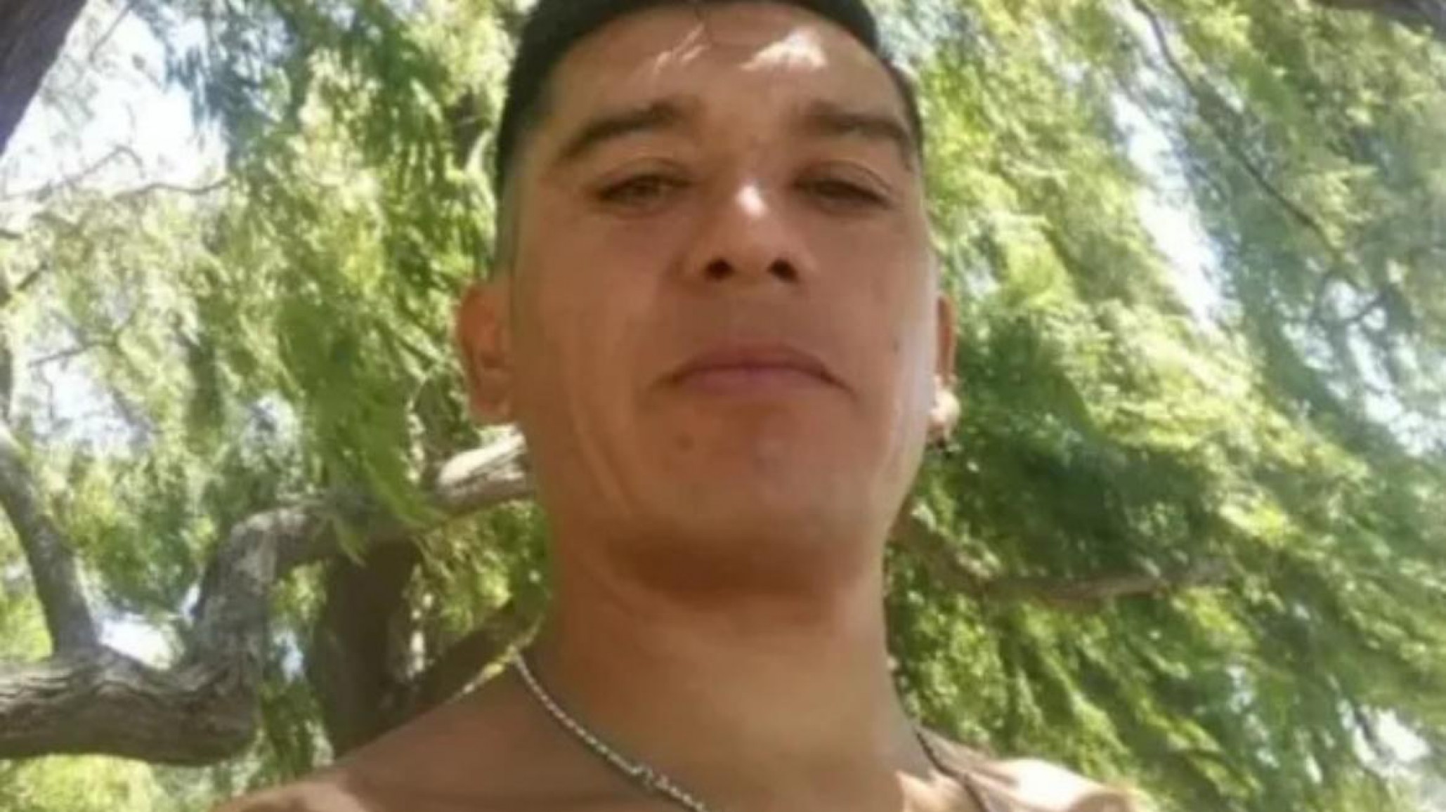 Una mujer está internada tras ser brutalmente atacada por su pareja, que sigue libre