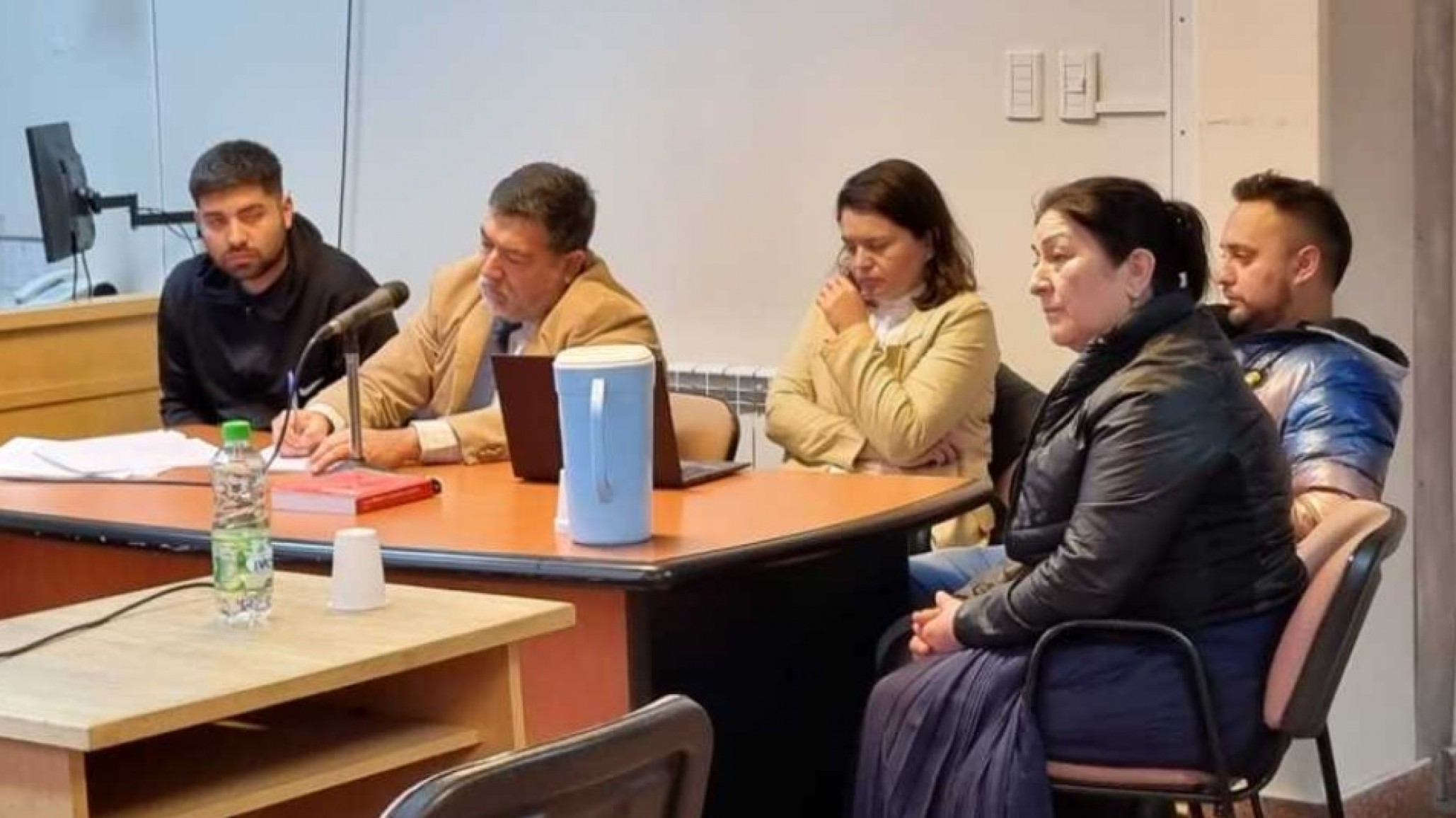 Dos hermanos estafaron a una mujer de 80 años, escaparon hacia Comodoro Rivadavia y ahora están en juicio