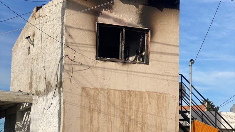 Una pareja sufrió graves quemaduras al escapar de un incendio en su vivienda