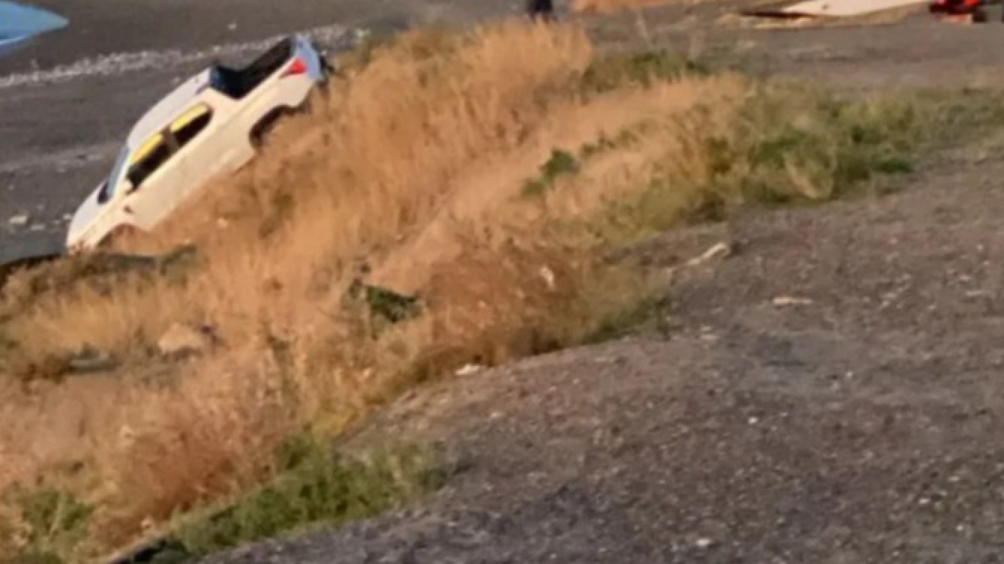 Fue a pescar y desbarrancó la camioneta en la playa frente a Biología Marina