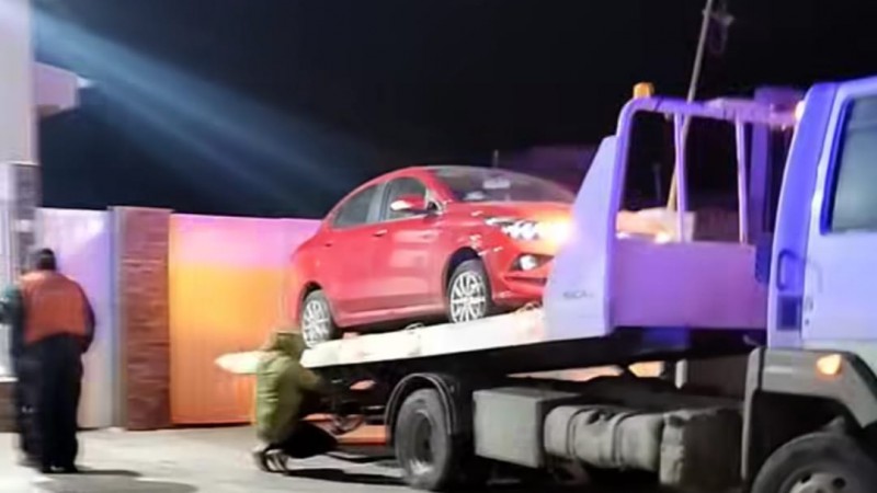En un control le secuestraron el auto, volvió a subirse, atropelló a una policía y se atrincheró en su casa