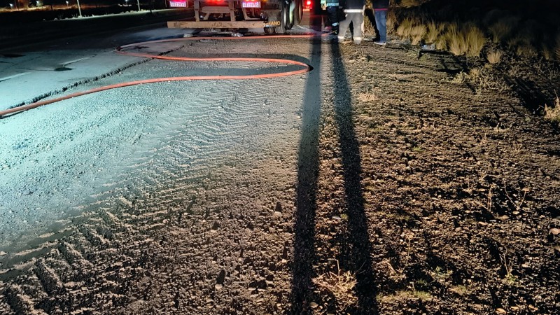 Iba manejando su camión por Ruta 3 y se le incendiaron las ruedas