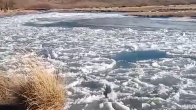 ¡Congelados en Facundo! La temperatura rozó los 18 bajo cero y hasta el río se congeló