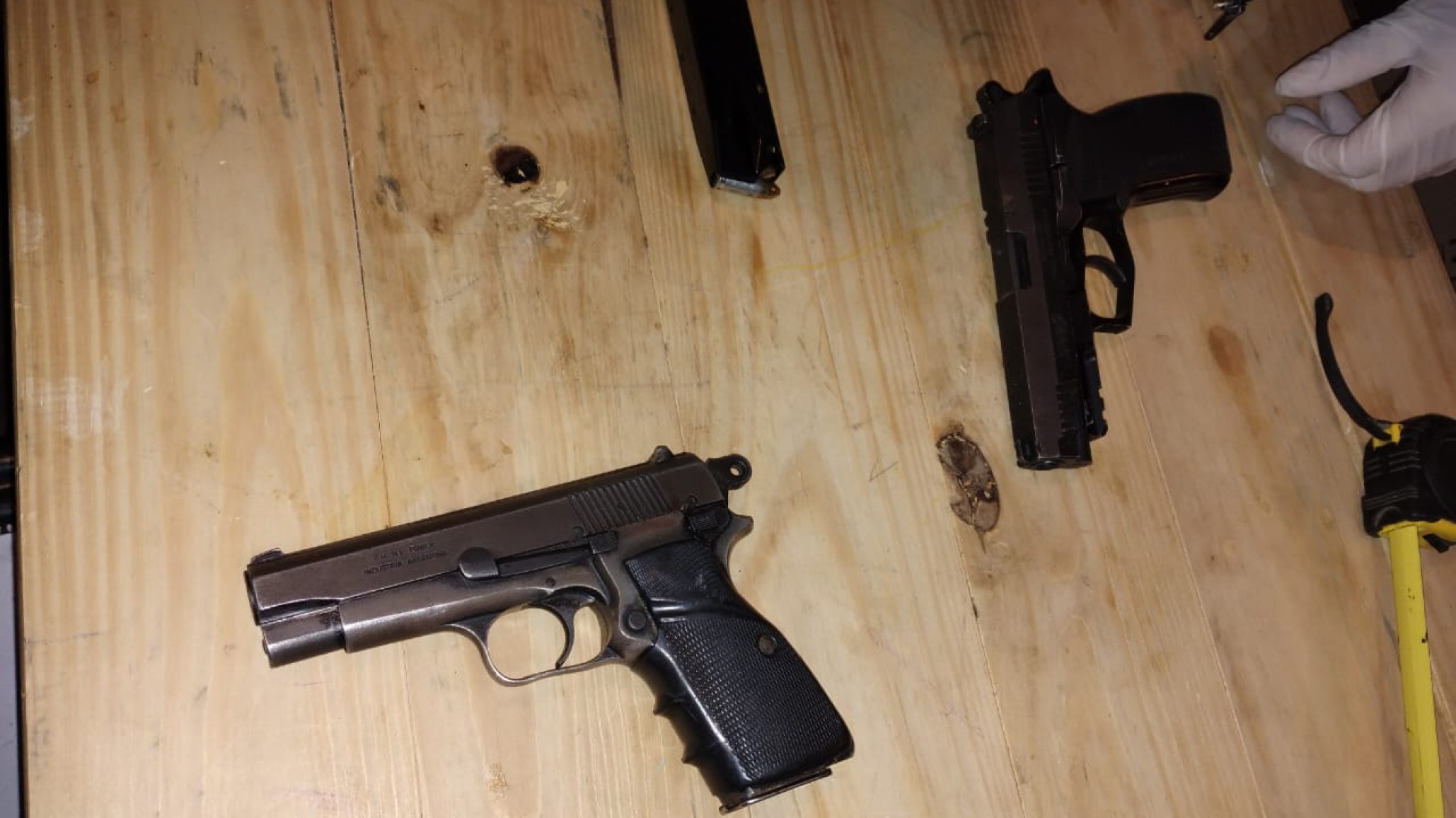 Trelew: quiso atacar a su ex, escapó armado y lo atraparon en una biblioteca con dos pistolas cargadas