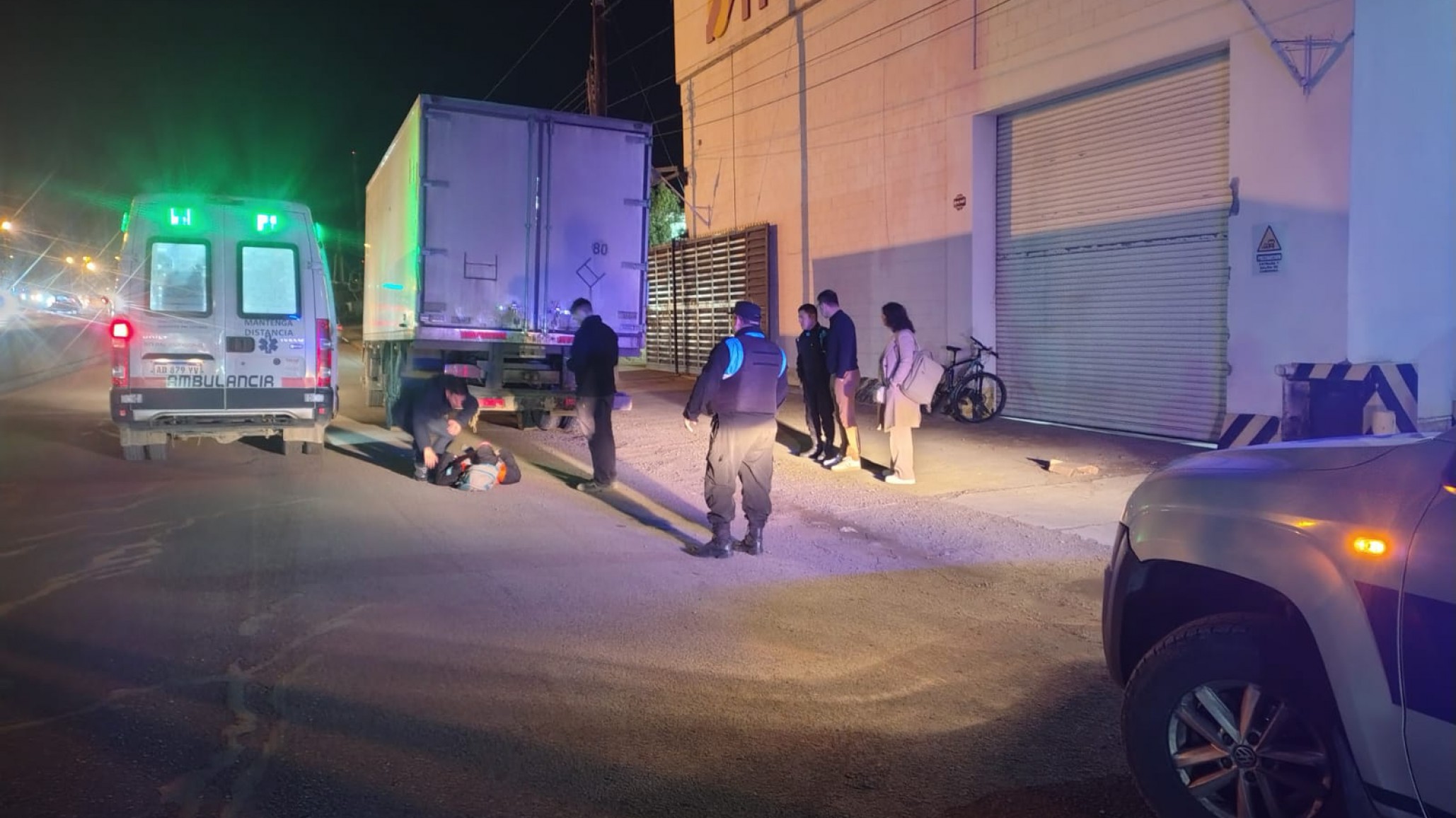 Un ciclista chocó contra un camión estacionado y fue hospitalizado