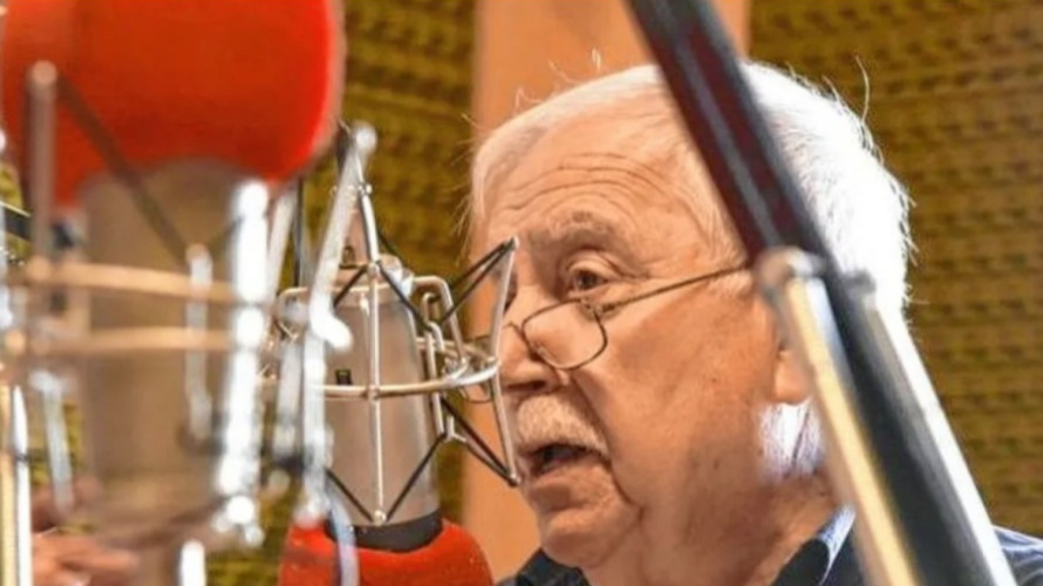 La voz de Comodoro: Carlos Omar rememoró su historia como locutor