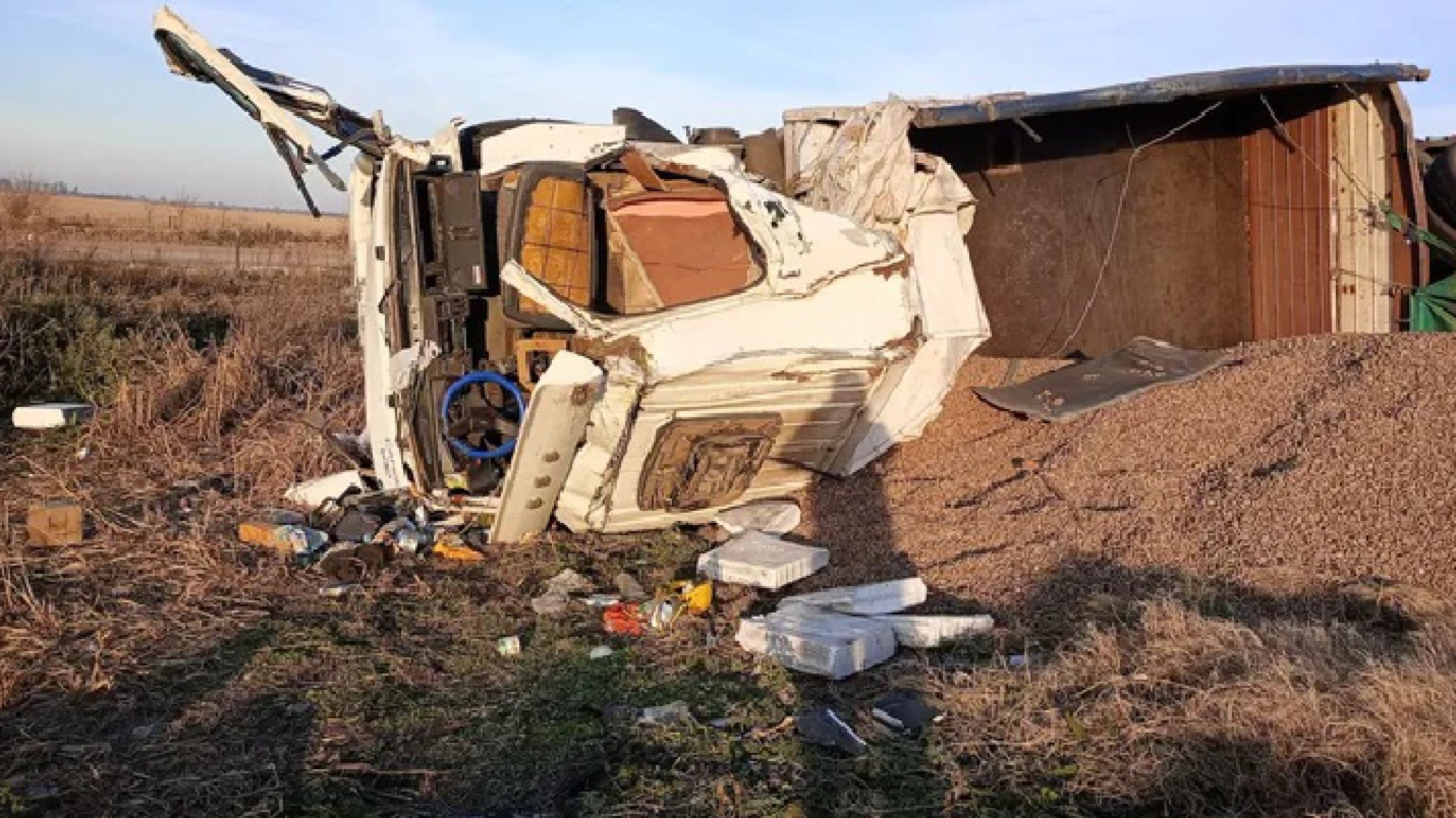 Tragedia: Un hombre que transportaba granos en un camión, volcó en Ruta 11 y falleció