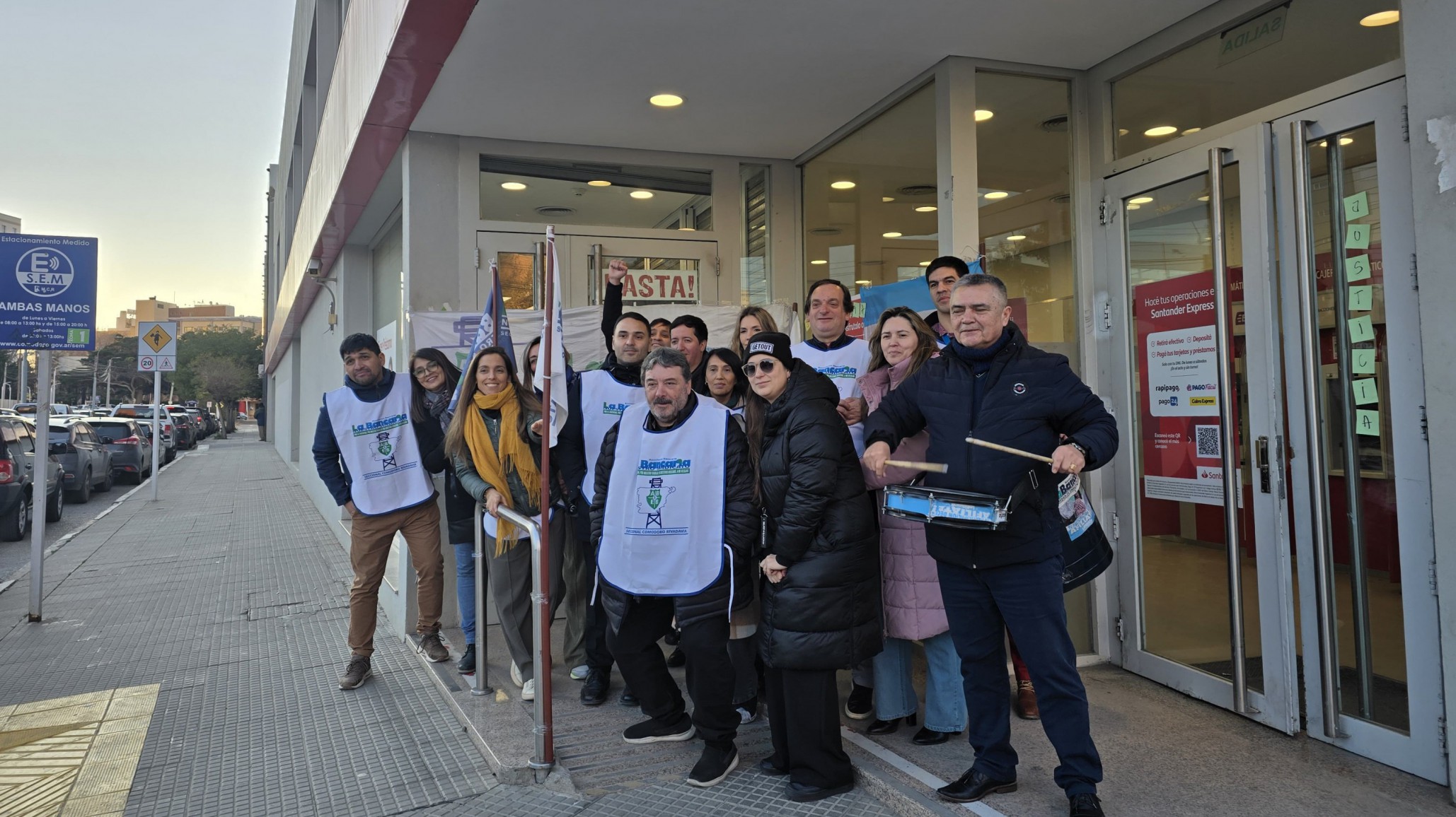Desvinculaciones en el Banco Santander: La Bancaria protesta y advierte que seguirán las medidas