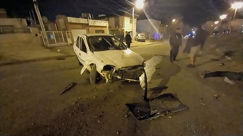 Despistó y chocó contra un montículo y un poste: hay un menor y un joven heridos