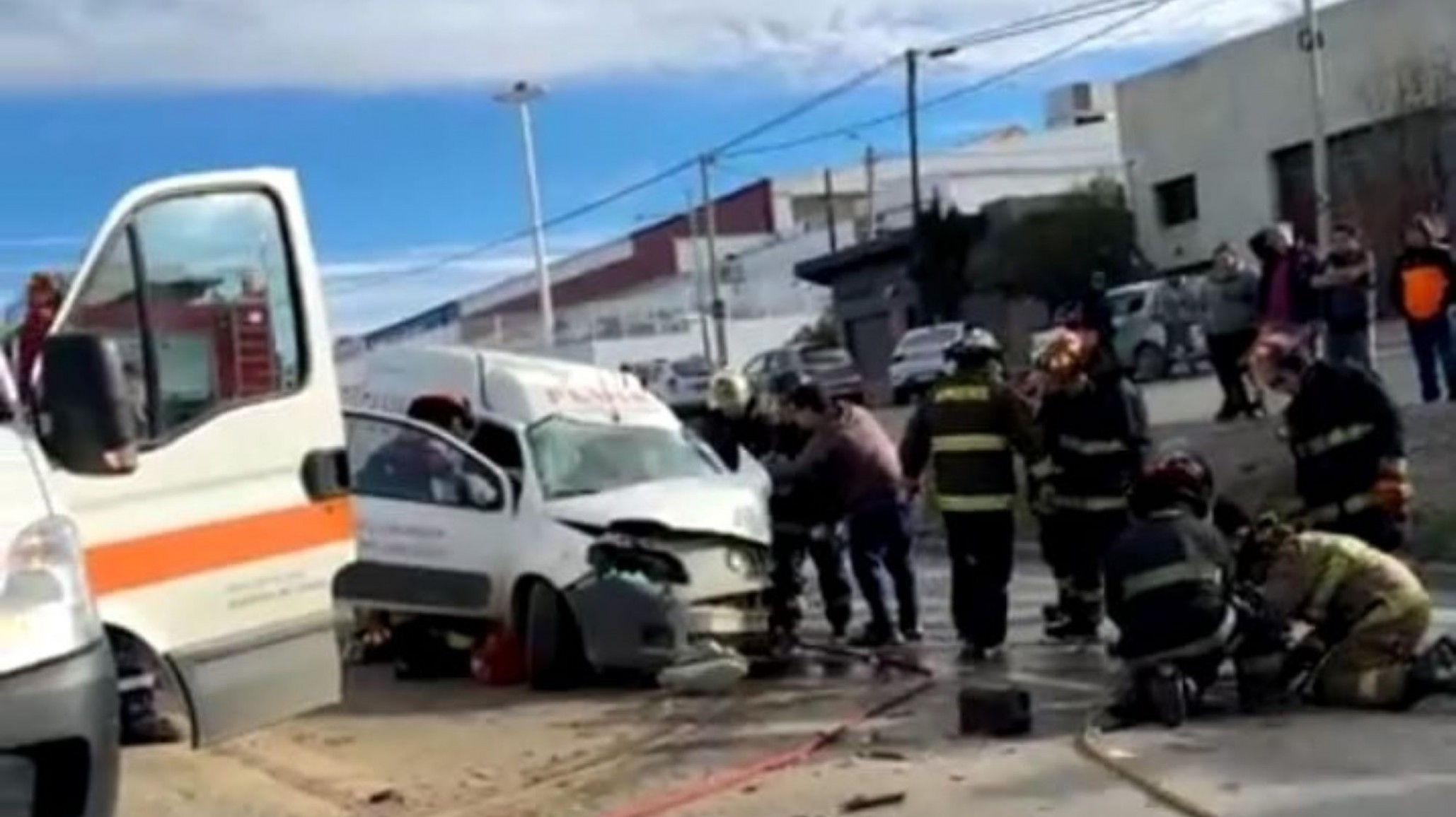 Accidente en Avenida Roca: rescataron al conductor del utilitario que chocó contra un camión