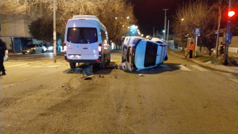 Vuelco: una menor le sacó la camioneta al padre sin autorización y terminó volcando