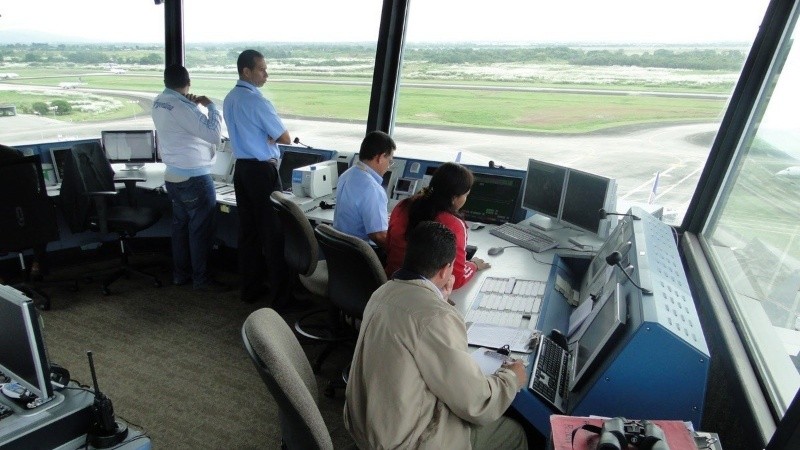 Controladores aéreos iniciarán medidas de fuerza en los 53 aeropuertos del país: "Desde septiembre del año pasado no tenemos ningún tipo de aumento salarial"