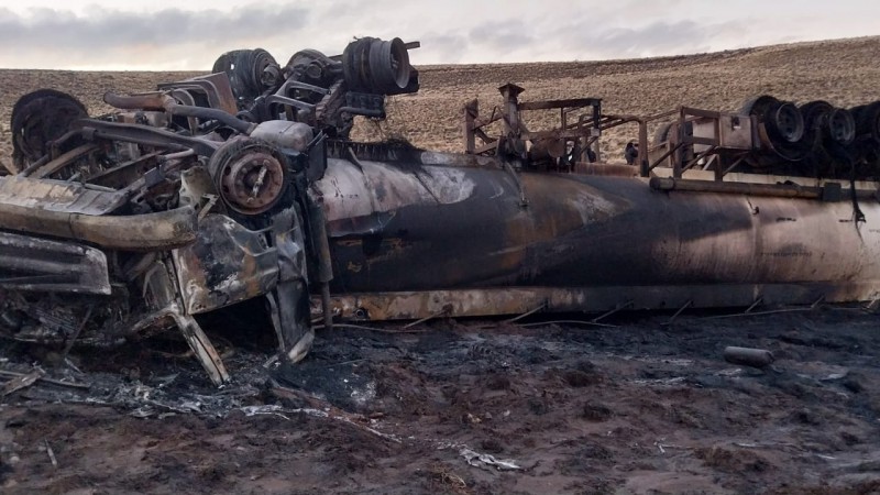 Un camión de combustible cayó al barranco y dejó dos heridos graves