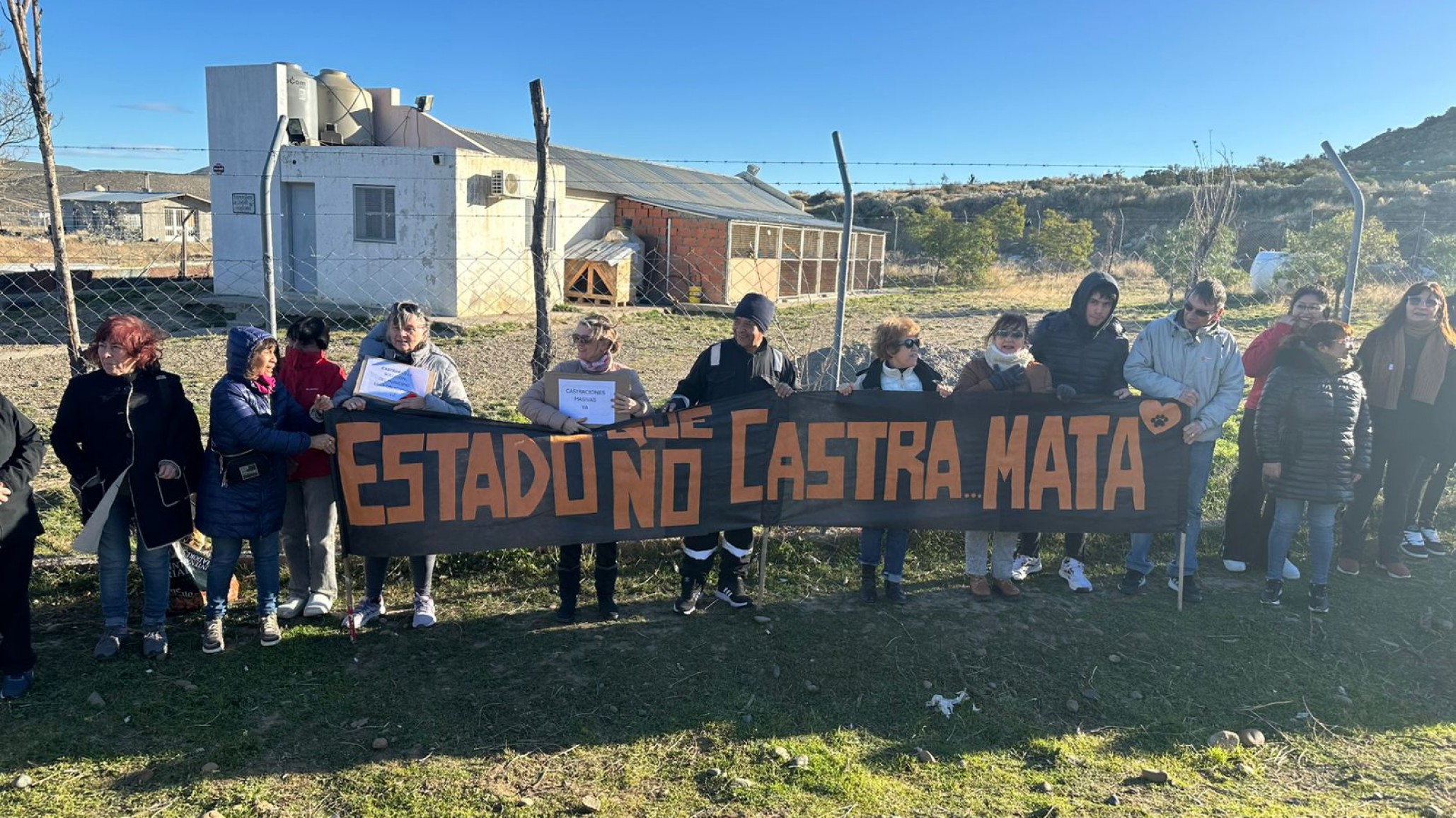 Proteccionistas realizaron un abrazo simbólico al dispensario canino y exigieron respuestas al municipio