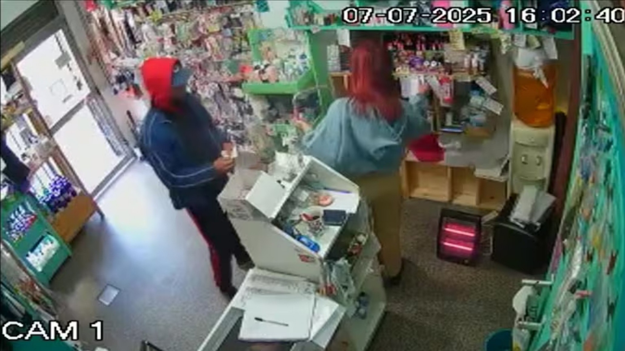 Entró a un local de belleza, abusó de una empleada y escapó