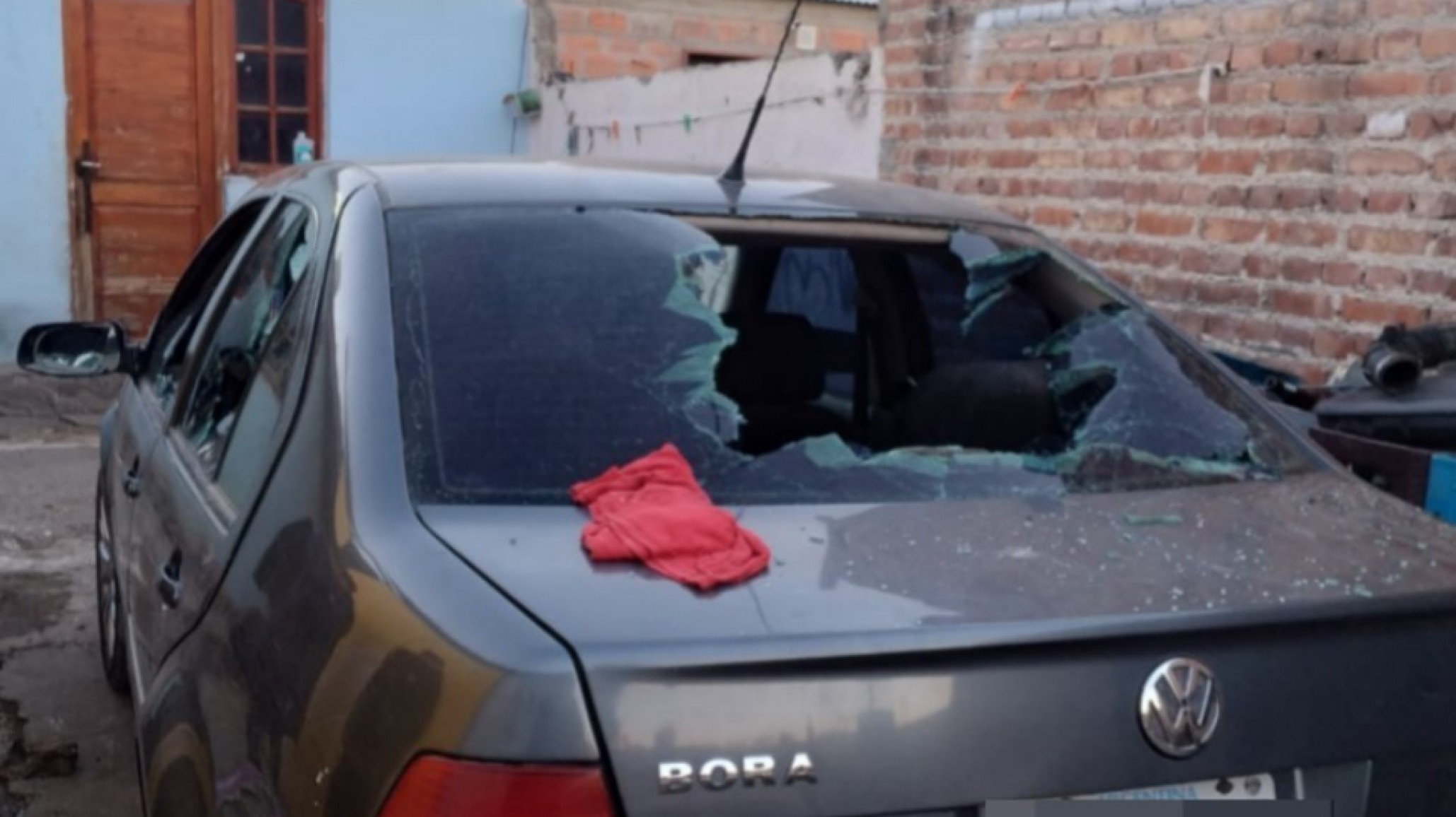 Le negaron ver a su ex y destrozó los vidrios del auto de la ex suegra