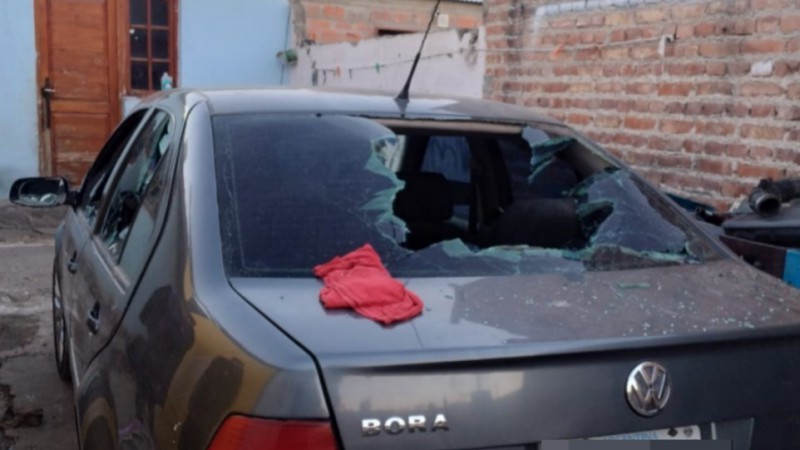 Le negaron ver a su ex y destrozó los vidrios del auto de la ex suegra