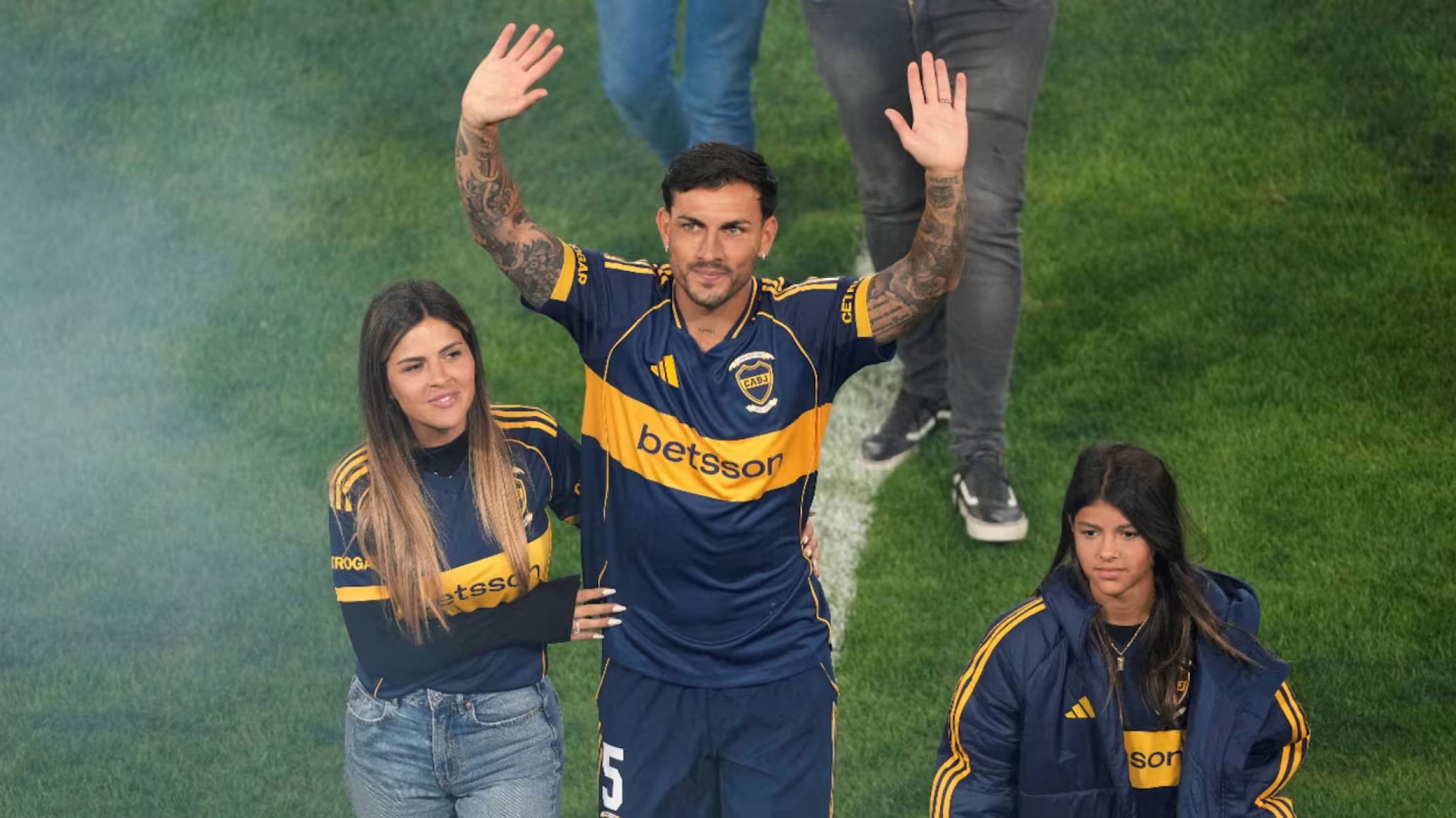 Leandro Paredes fue presentado en La Bombonera ante miles de hinchas