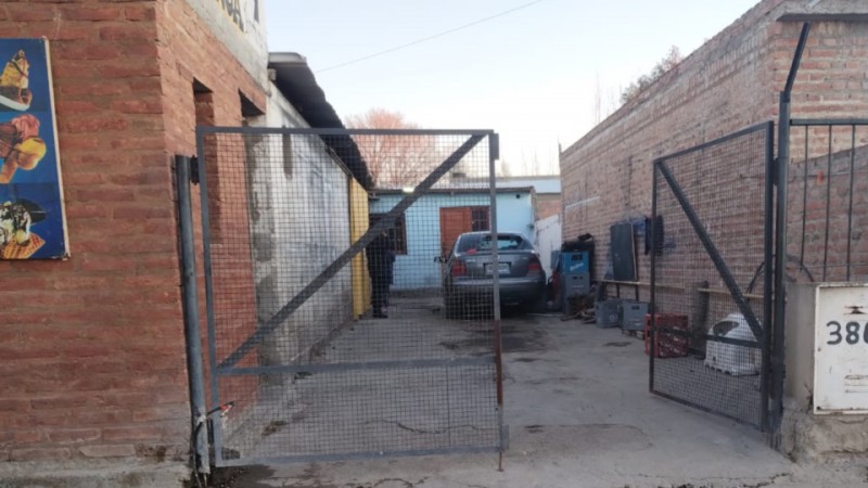 Destrozó el auto de su ex y horas después regresó a balearle la casa