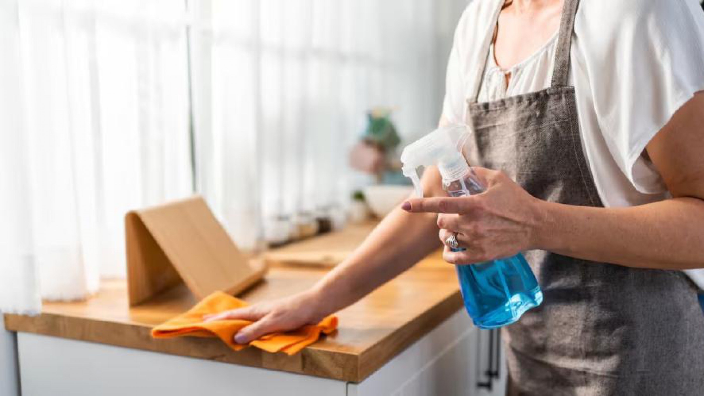 Aumentó la hora, pero hay mucho desempleo doméstico: "Hoy la patrona se arremanga y limpia ella"